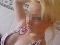 Fille sexy aimant la fellation profonde