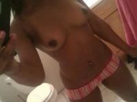 Grosse cochonne voulant sucer des grosses queues à Laval