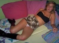 Belle fille aimant la pipe en gorge profonde