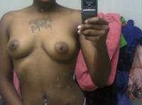 Belle petite coquine veut rencontrer un beur avec qui niquer à Laval